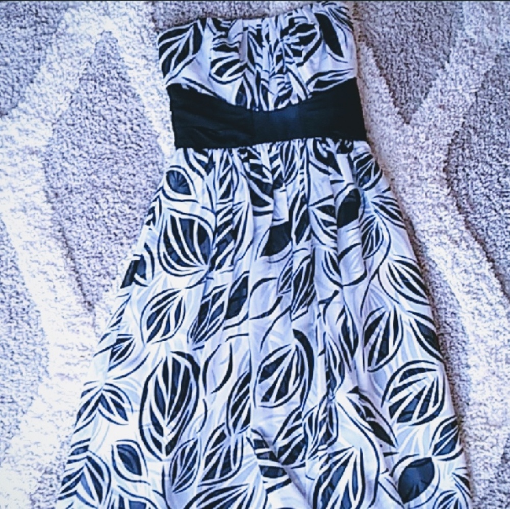 White House Black Market Flowy Strapless Dress